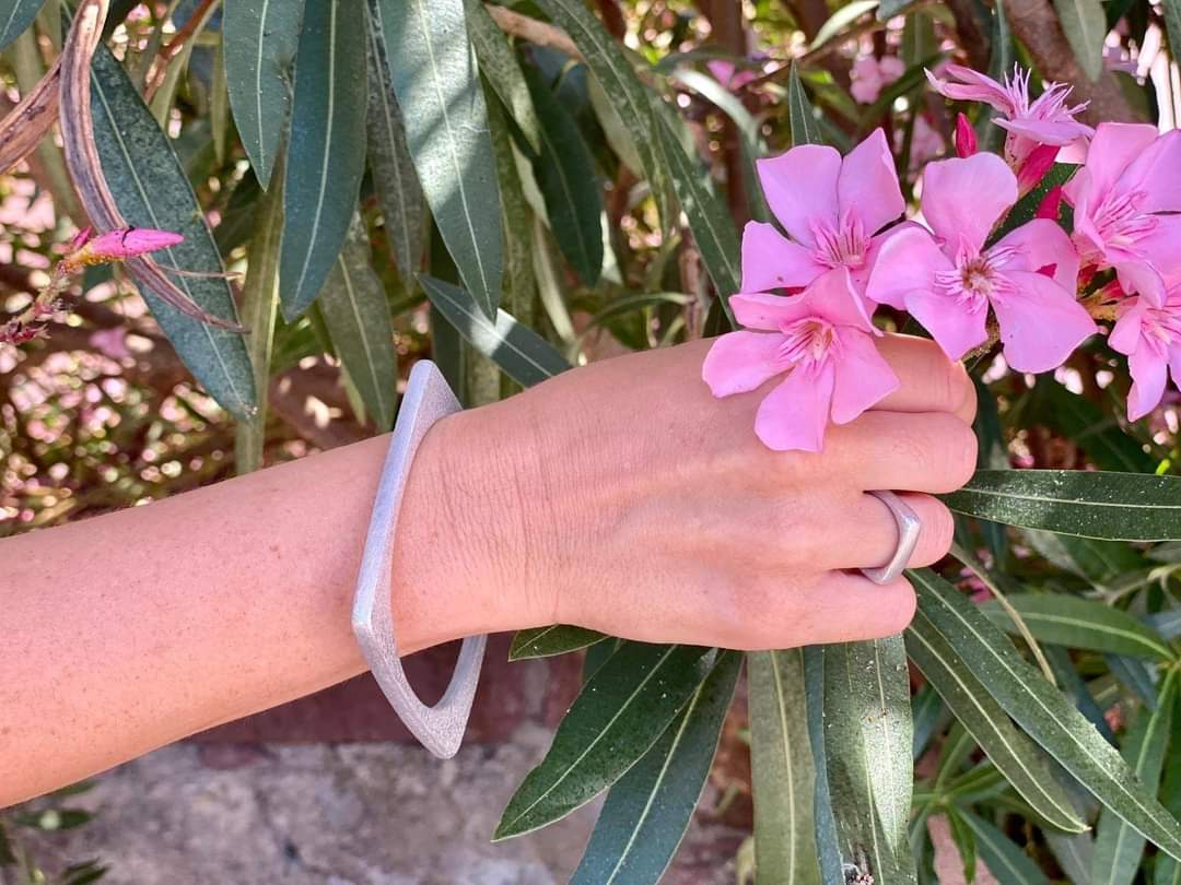 bracciale da donna quadrato chiuso in alluminio riciclato