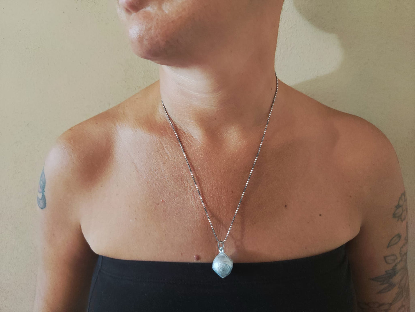 Collana Unisex CLUSTER – Pendente in Alluminio Riciclato da Ordigni Bellici