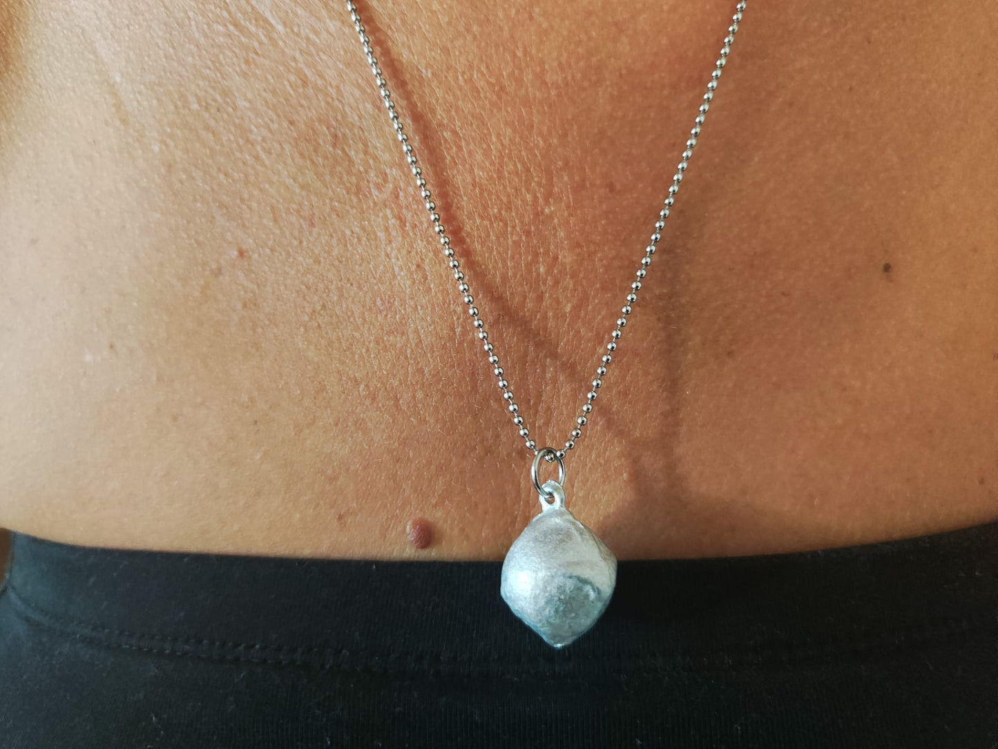 Collana Unisex CLUSTER – Pendente in Alluminio Riciclato da Ordigni Bellici