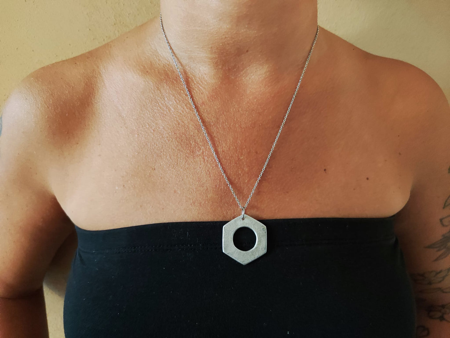 Collana con pendente esagonale forato in alluminio riciclato – artigianato etico dal Laos