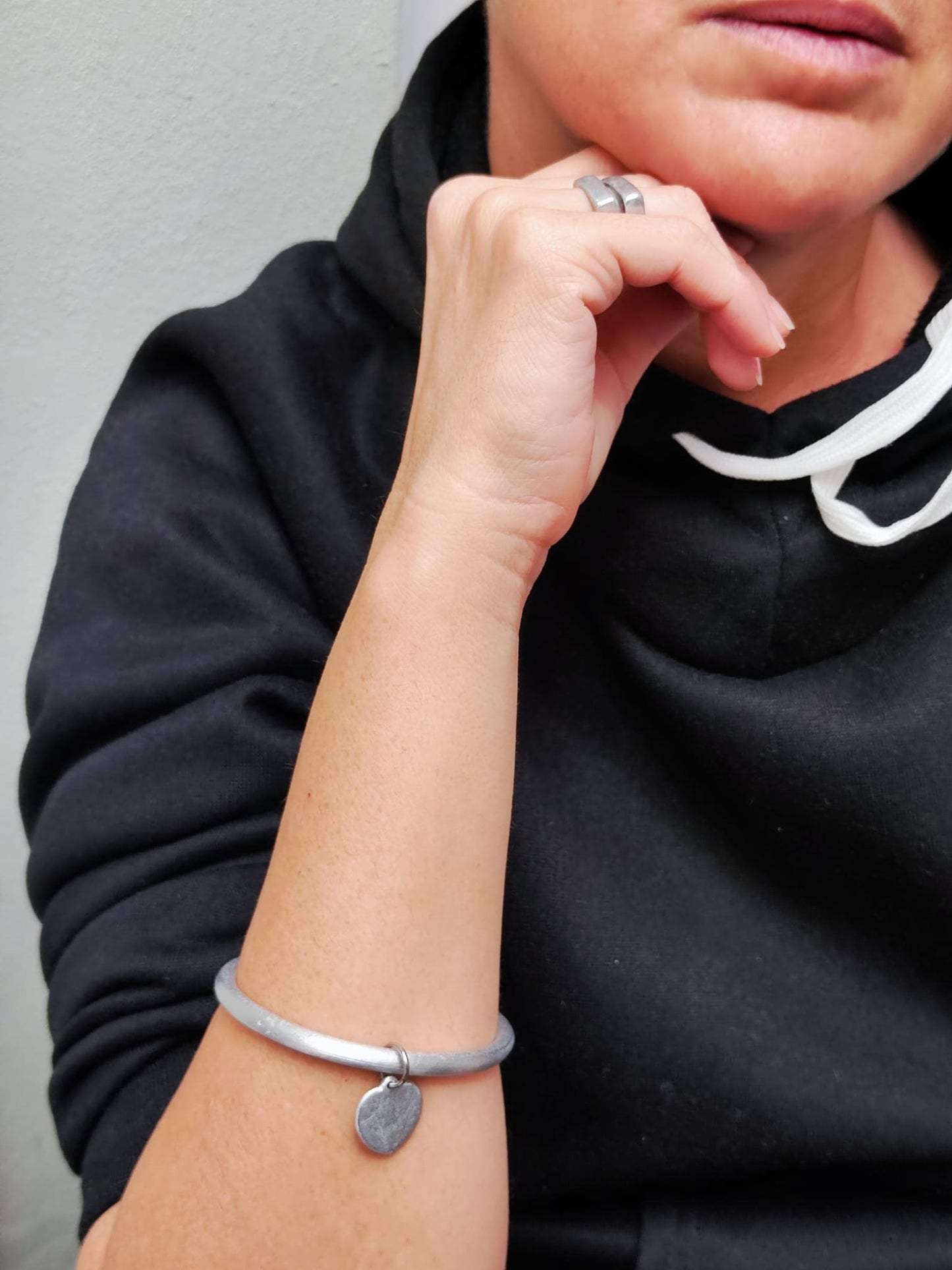 Bracciale in alluminio riciclato con pendente – fatto a mano in Laos