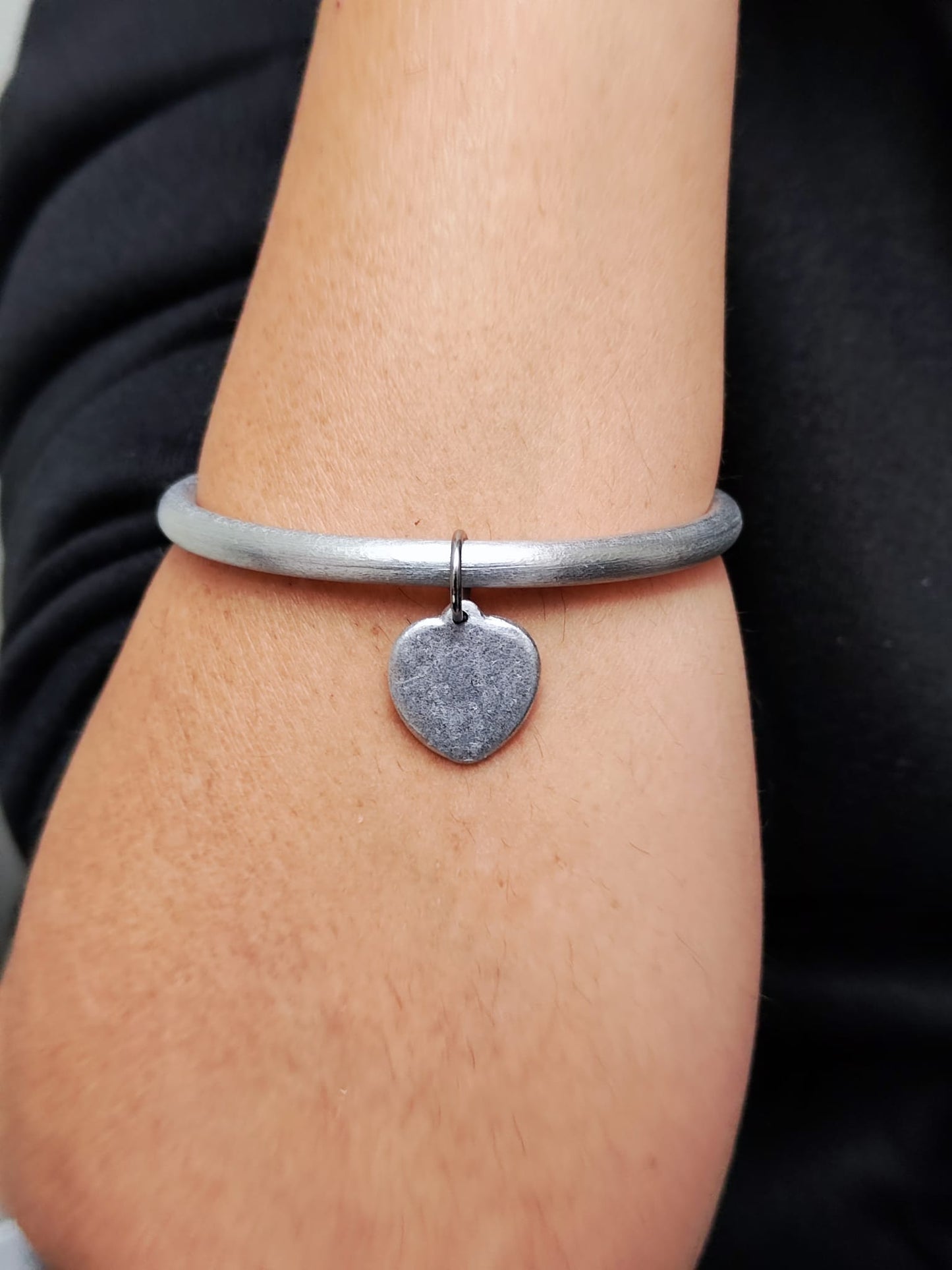 Bracciale in alluminio riciclato con pendente – fatto a mano in Laos