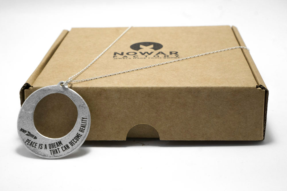 collana da donna in acciaio inox nichel free con pendenti in alluminio riciclato e pendente con incisione a laser nero