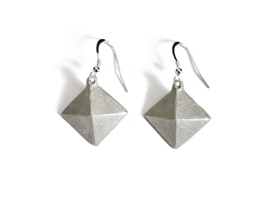 orecchini da donna in alluminio riciclato con pendenti a forma di piramide piramidale con monachella o gancini in acciaio inox antiallergico