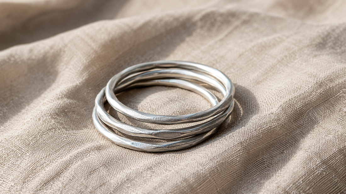 gioielli nichel free bracciali rigidi alluminio riciclato artigianali su lino