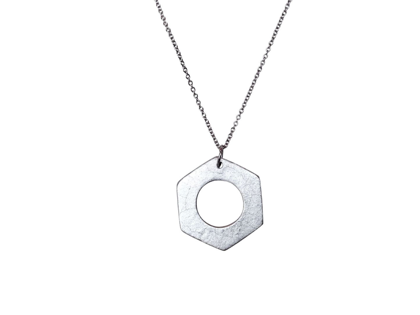 Collana con pendente esagonale forato in alluminio riciclato – artigianato etico dal Laos