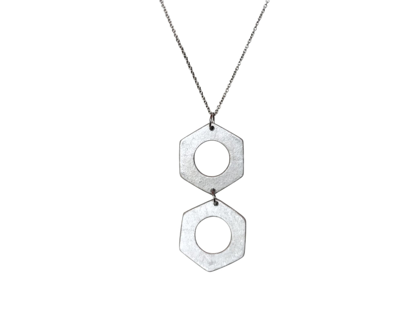 Collana con doppio pendente esagonale forato in alluminio riciclato – Artigianato etico dal Laos