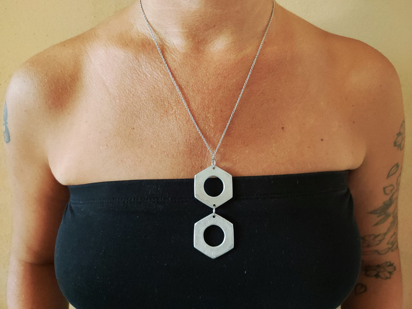 Collana con doppio pendente esagonale forato in alluminio riciclato – Artigianato etico dal Laos