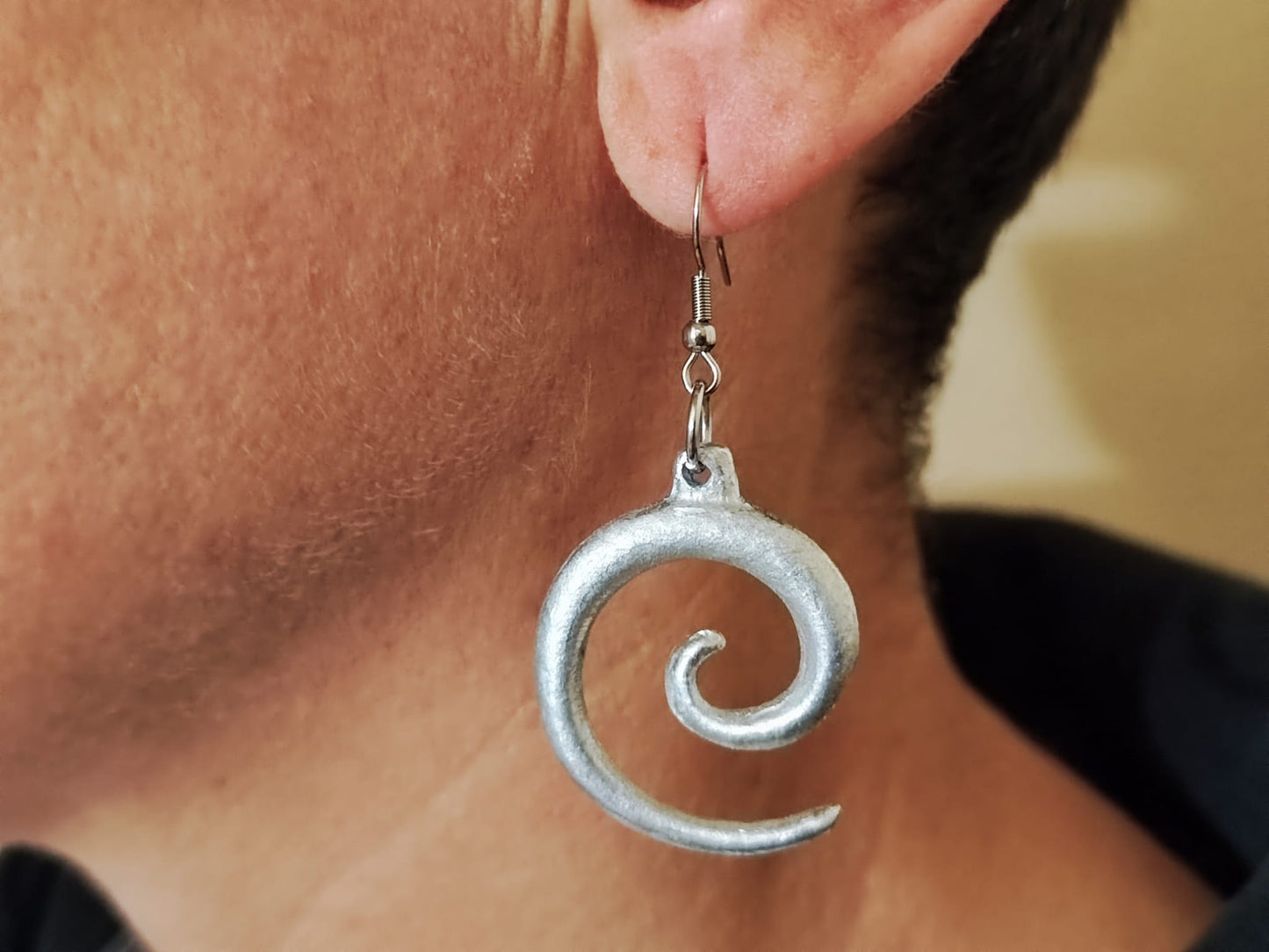 Orecchini Spirale Etici in Alluminio Riciclato – Gioielli Artigianali dal Laos