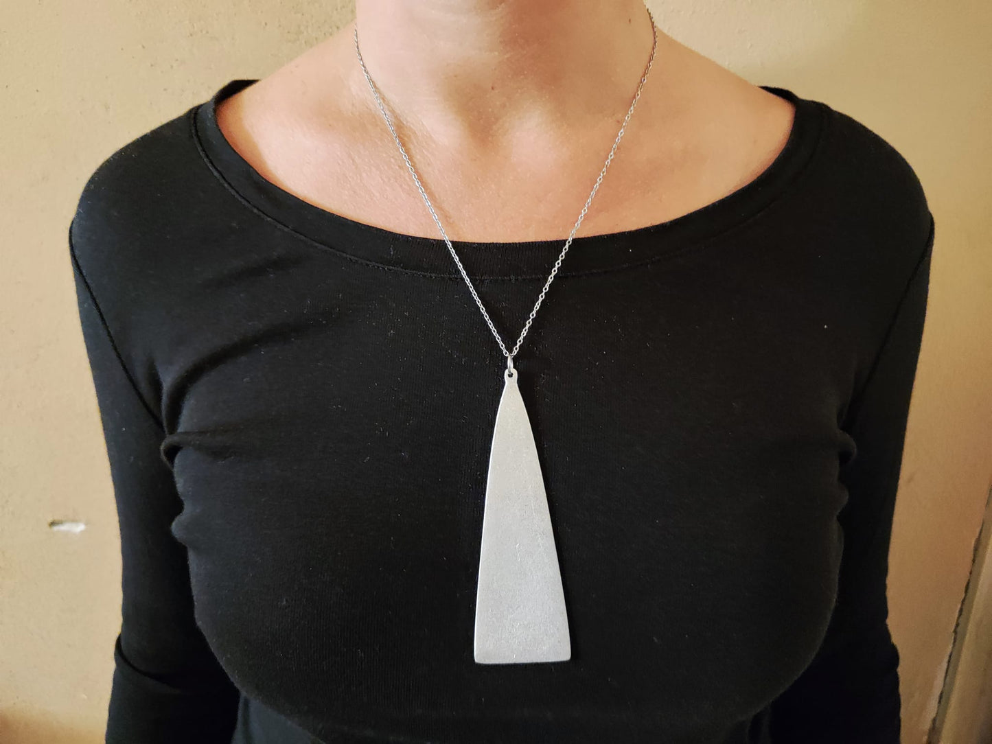 Collana Triangolo in Alluminio Riciclato | Fatto a Mano in Laos – No War Factory