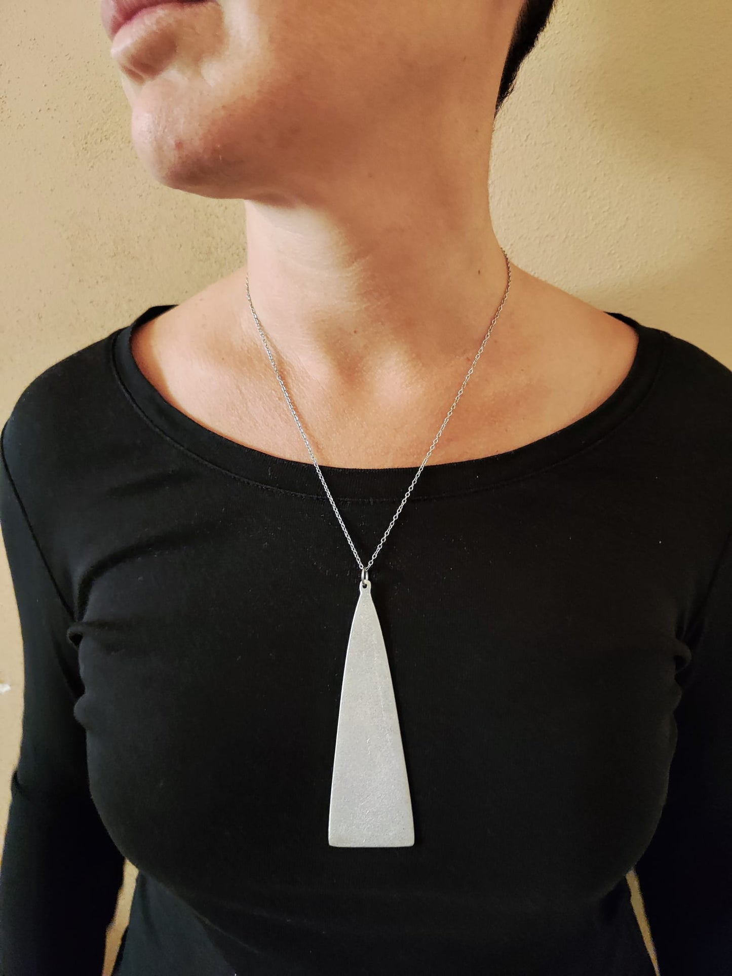 Collana Triangolo in Alluminio Riciclato | Fatto a Mano in Laos – No War Factory