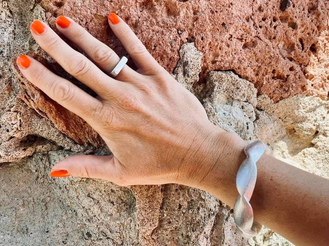 Bundle Bracciale a Treccia e Orecchini a Cerchio — gioielli artigianali in alluminio da ordigni bellici, No War Factory