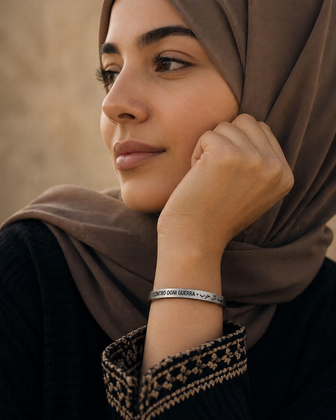 Bracciale Contro Ogni Guerra – Inciso e Colorato a Mano