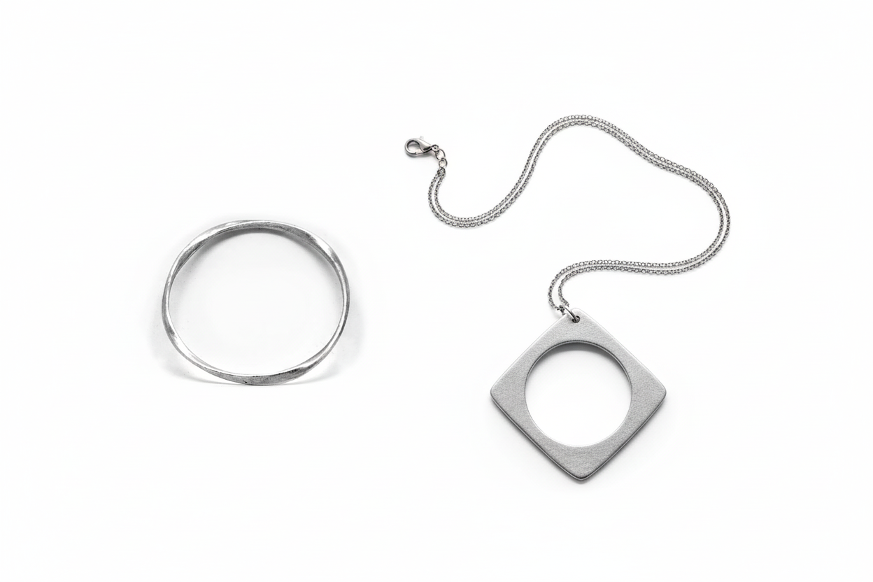 Bundle Bracciale Martellato + Collana Quadrata - elegante sfondo bianco