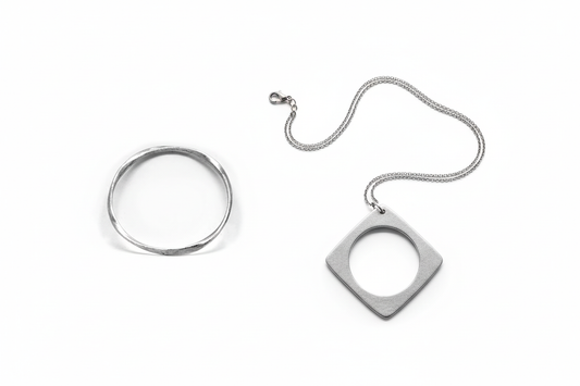 Bundle Bracciale Martellato + Collana Quadrata - elegante sfondo bianco