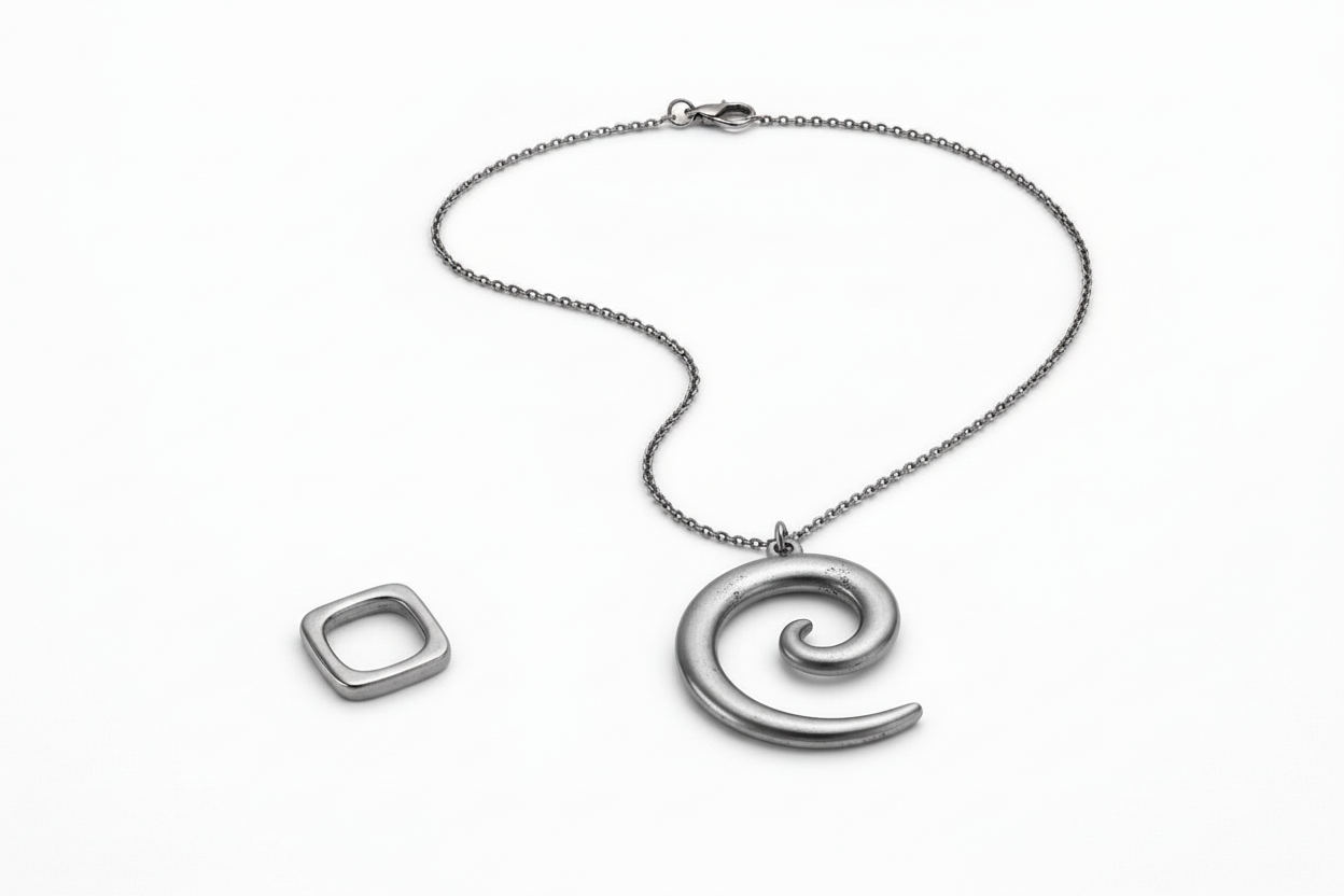 Bundle gioielli artigianali No War Factory – Anello Quadrato e Collana Circolo della Vita in alluminio riciclato, fatti a mano in Laos