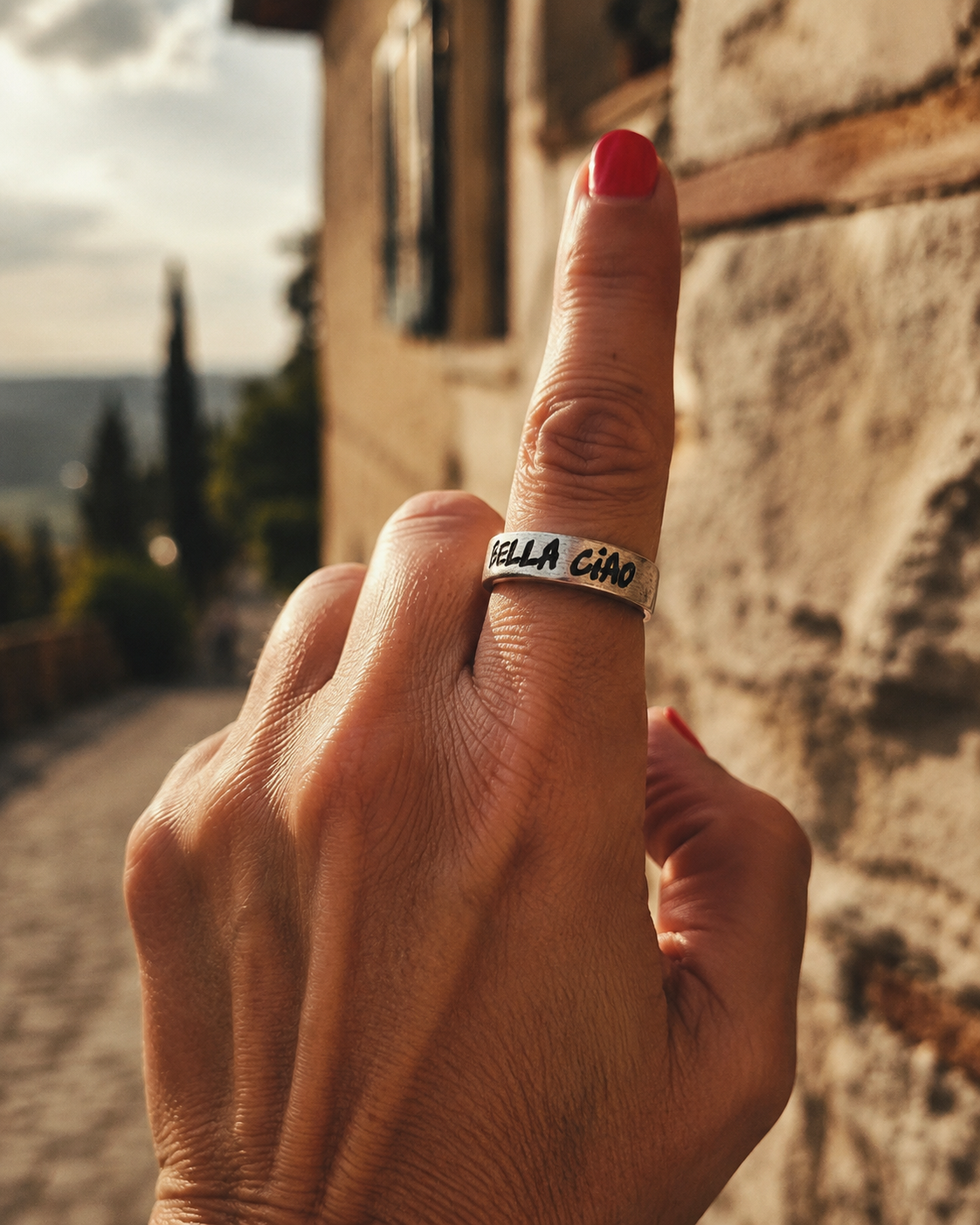 Anello Bella Ciao in alluminio da ordigni bellici, fatto a mano in Laos — No War Factory