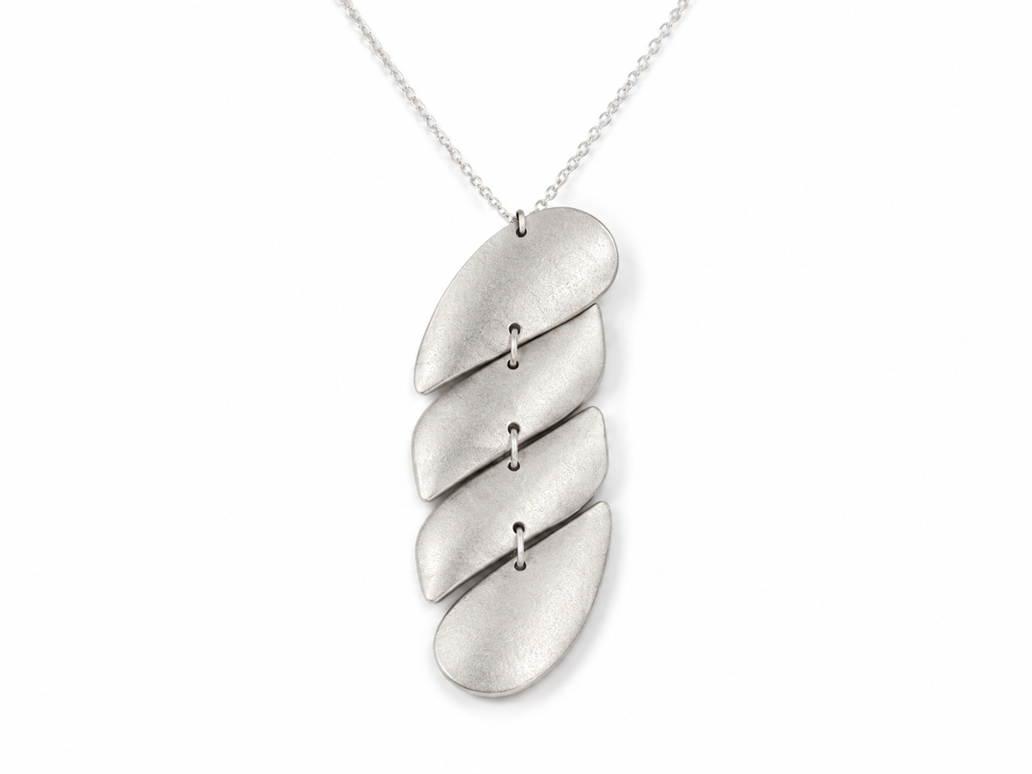 Collana in corda con pendente in alluminio riciclato fatta a mano