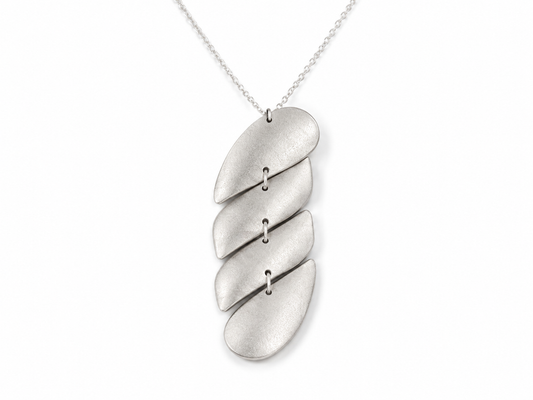 Collana in corda con pendente in alluminio riciclato fatta a mano