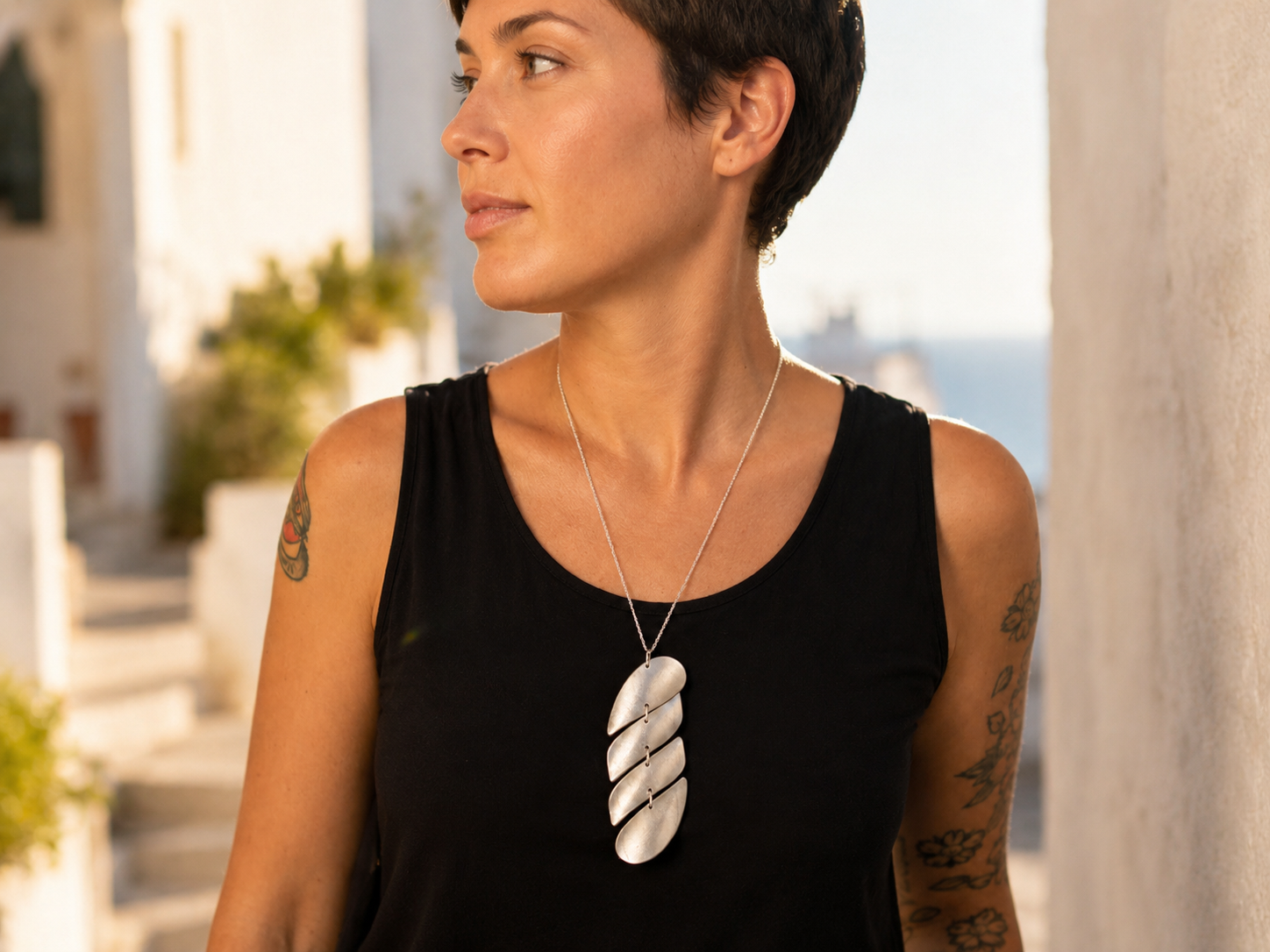 Collana Corda con pendente in alluminio da ordigni bellici, fatta a mano in Laos — No War Factory