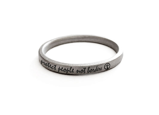 bracciale da donna in alluminio riciclato con incisione a laser e scritta protect people not borders bracciale baobab experience