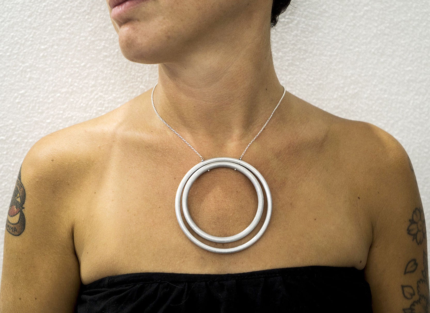 collana da donna elegante a forma di cerchio rigida in alluminio riciclato con catenina in acciaio inox antiallergica regalo indossata