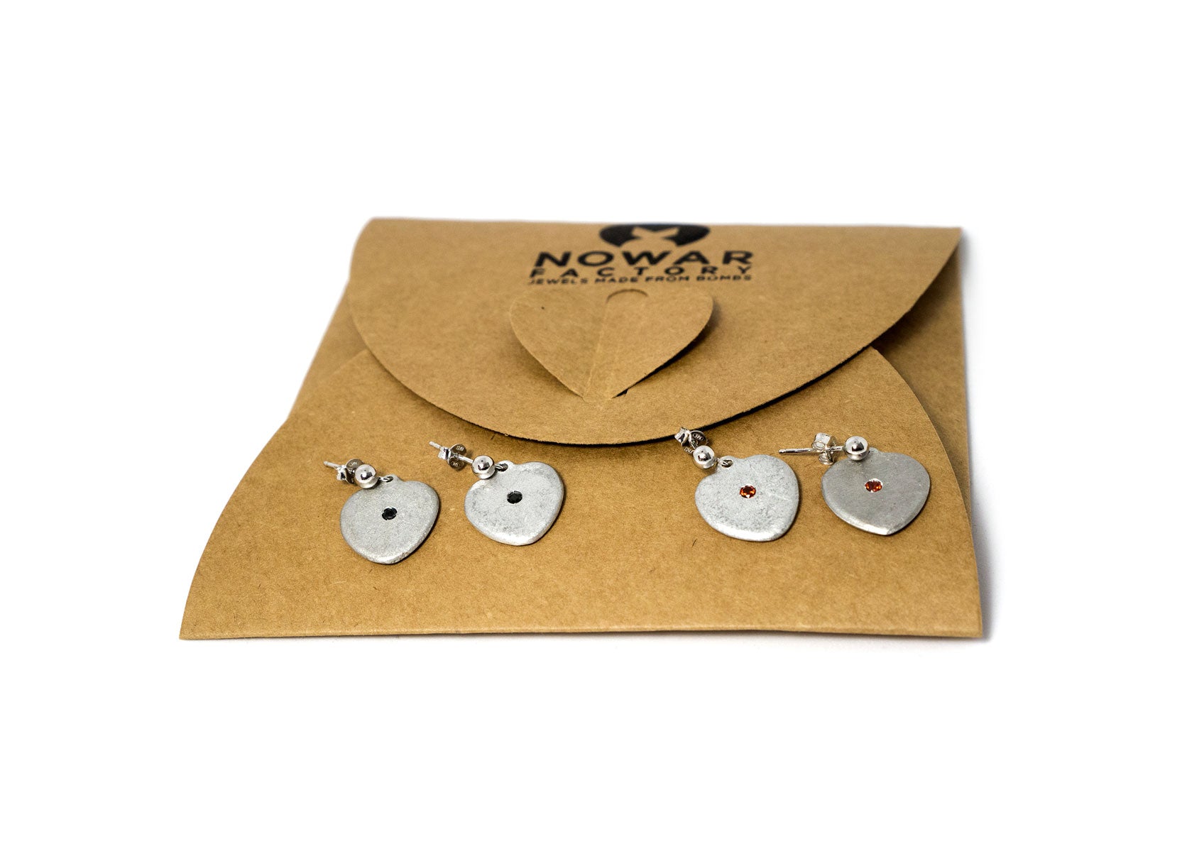 orecchini da donn a clip in alluminio riciclato con pendente a forma di cuore e pietra dura semipreziosa centrale colorata e chiusura a clip in acciaio inox