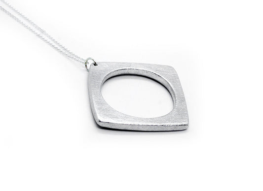 collana in acciaio anallergica con quadrato in alluminio riciclato da donna