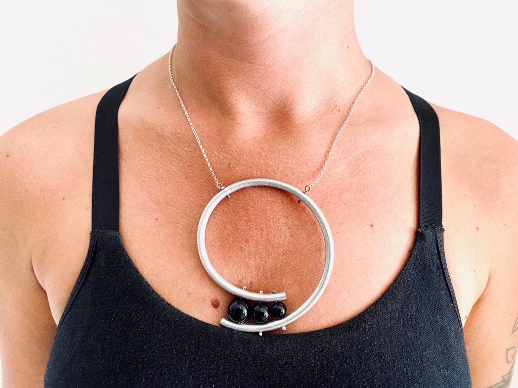 collana da donna etica in alluminio riciclato e catenina in acciaio anallergico con pietre semipreziose dure nero