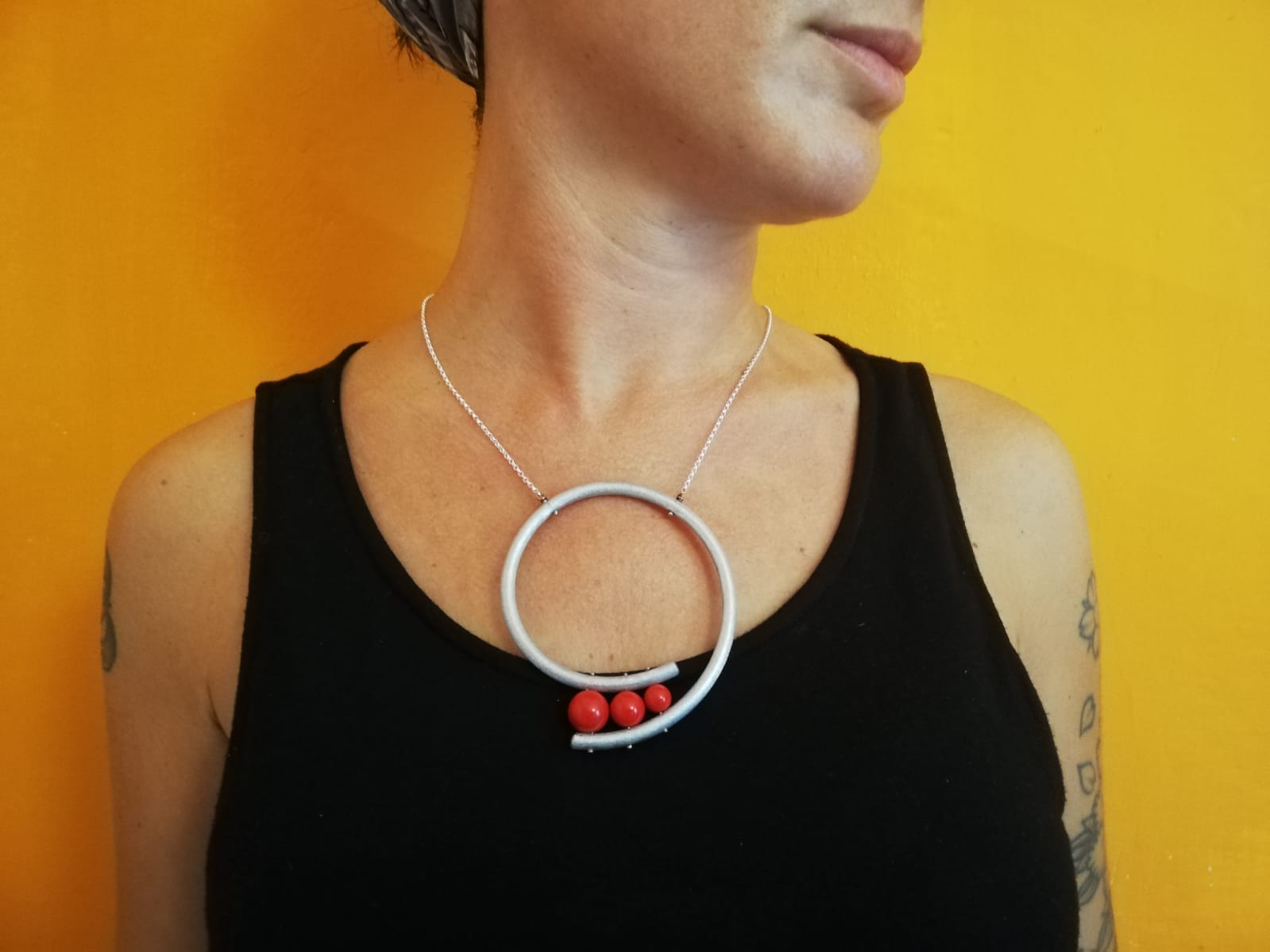 collana da donna etica in alluminio riciclato e catenina in acciaio anallergico con pietre semipreziose dure rosso