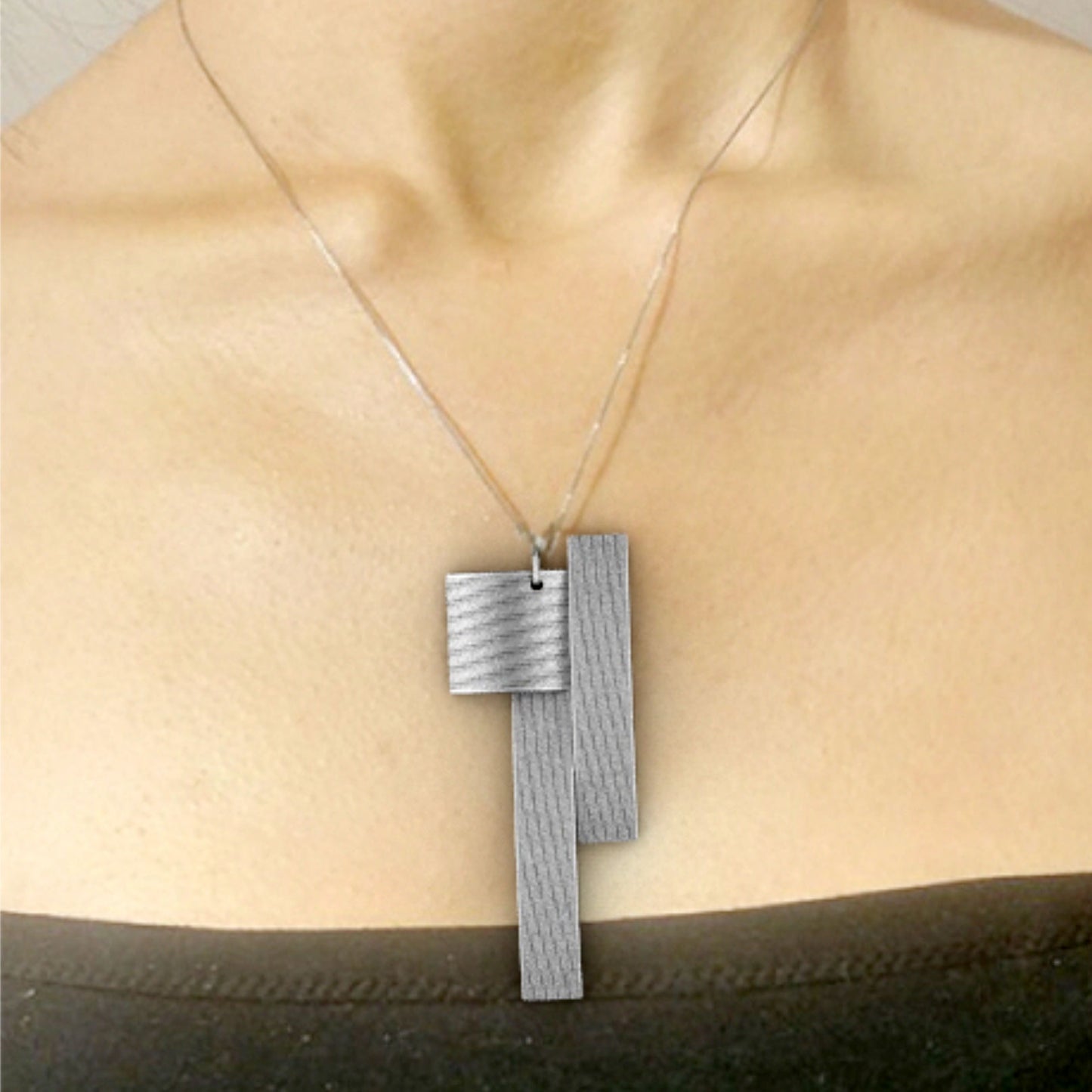 collana con pendente accessorio a forma di bamboo in alluminio riciclato con catenina in acciaio nichel free
