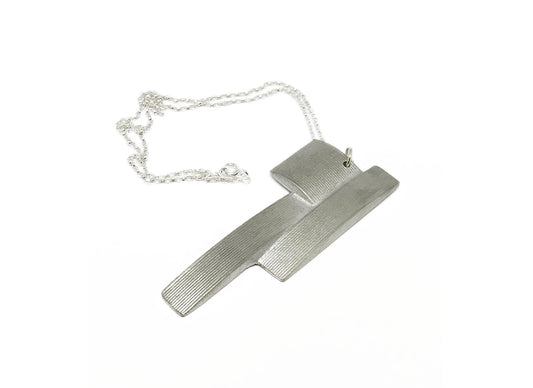 collana con pendente accessorio a forma di bamboo in alluminio riciclato con catenina in acciaio nichel free
