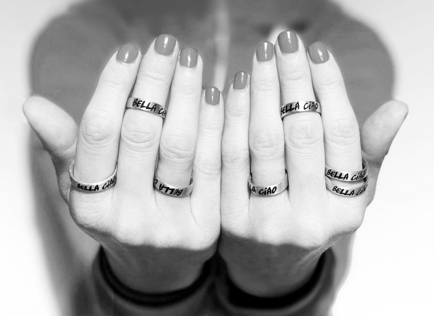 anelli unisex anelli alluminio anelli donna fascia larga anelli bigiotteria anelli artigianali anello inciso anello bella ciao anello scritta fatta a mano anelli indossati