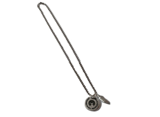 collana da donna in acciaio inox nichel free con pendenti in alluminio riciclato e piastrina con incisione a laser nero e pendente piccola bomba