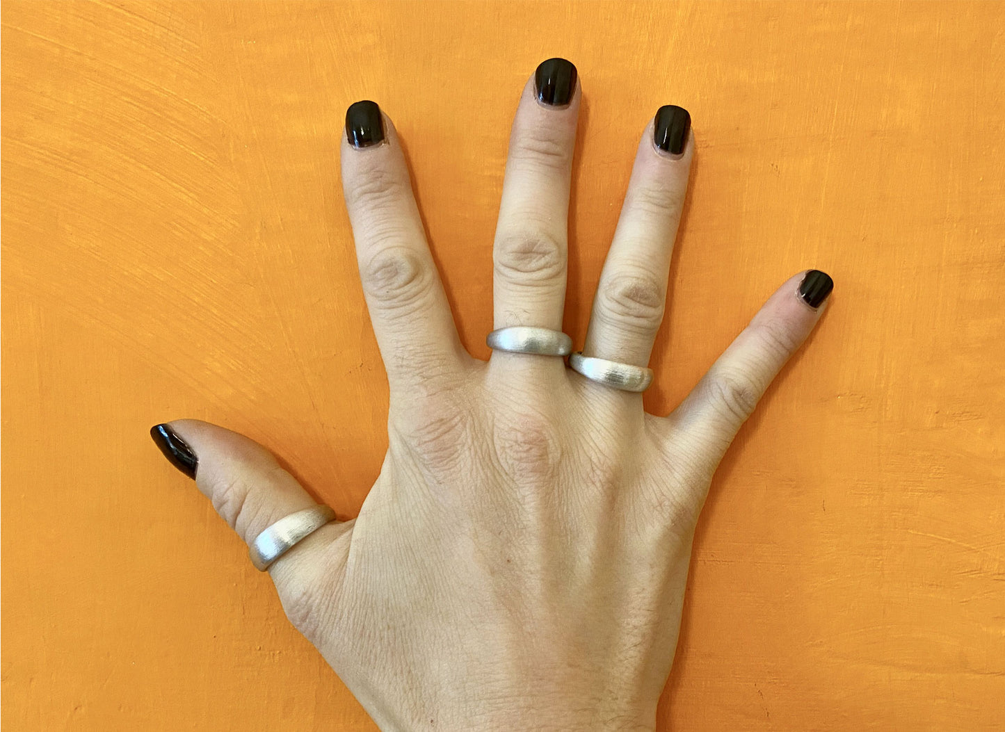 anelli pagamento alla consegna anelli originali anelli spessi anello particolare donna anelli design moderno anelli bombati anelli in alluminio anelli riciclati anelli indossati foto anelli mano