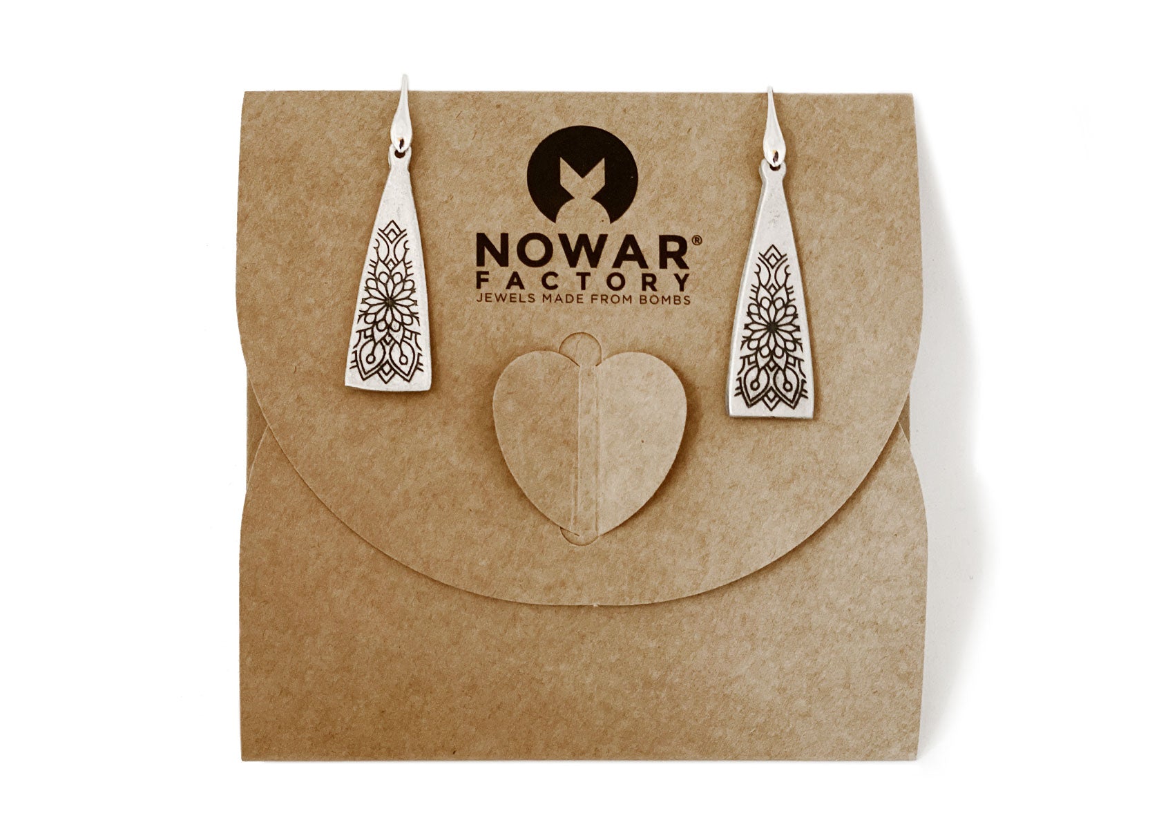 orecchini da donna con pendente triangolare in alluminio riciclato ed incisioni mandala colorate nero con monachella in acciaio inox antiallergico