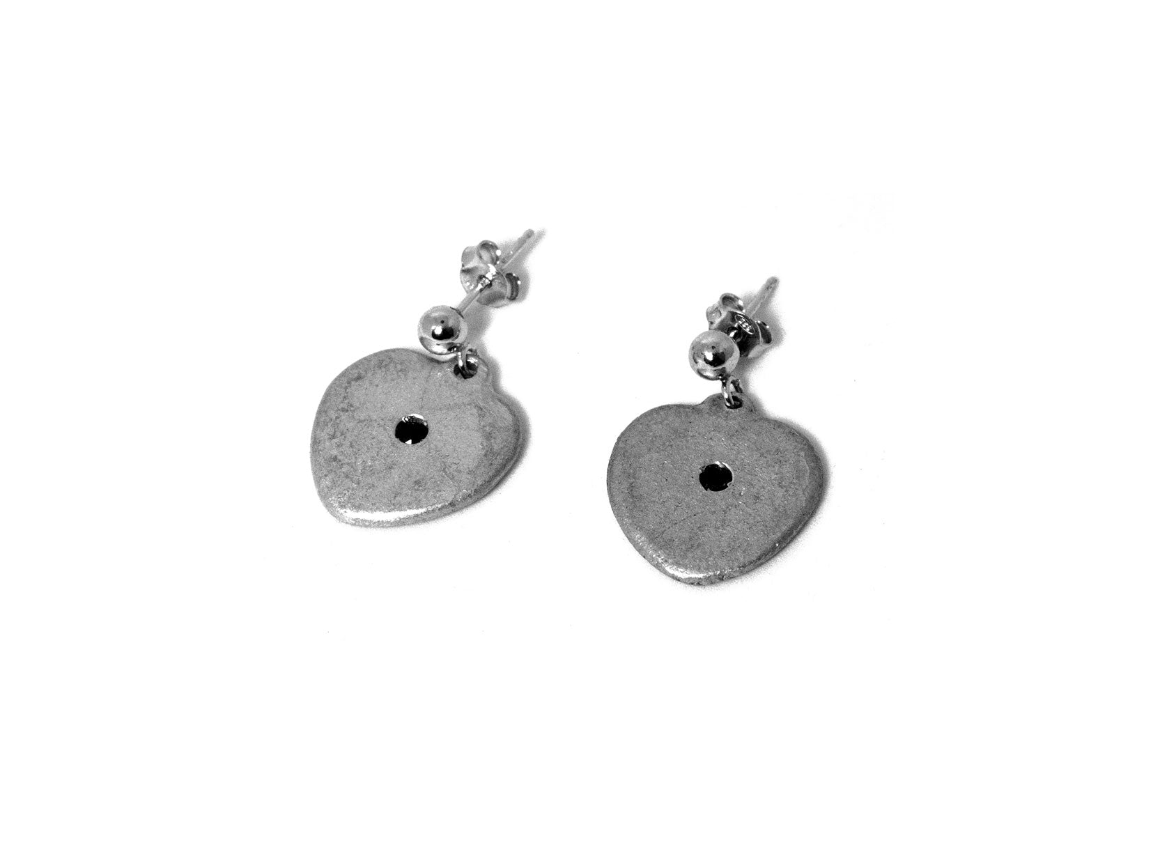 orecchini da donn a clip in alluminio riciclato con pendente a forma di cuore e pietra dura semipreziosa centrale colorata e chiusura a clip in acciaio inox