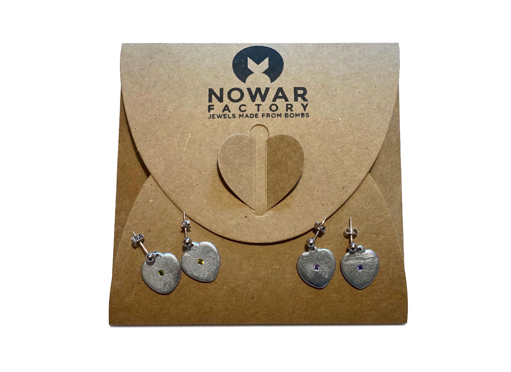 orecchini da donn a clip in alluminio riciclato con pendente a forma di cuore e pietra dura semipreziosa centrale colorata e chiusura a clip in acciaio inox