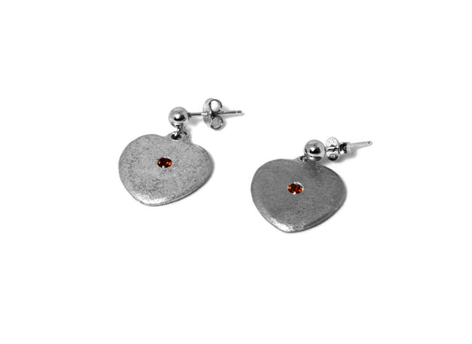 orecchini da donn a clip in alluminio riciclato con pendente a forma di cuore e pietra dura semipreziosa centrale rossa e chiusura a clip in acciaio inox