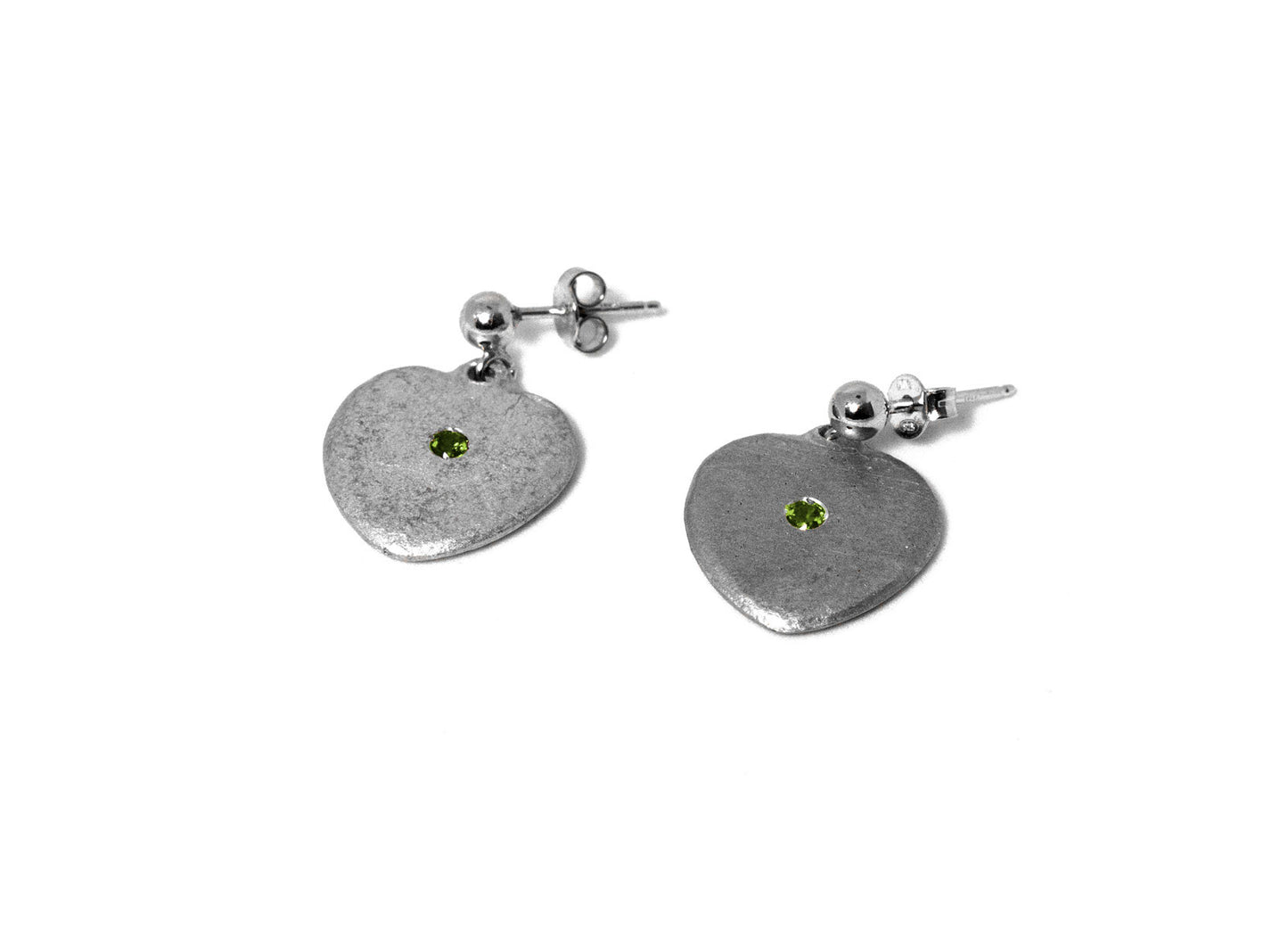 orecchini da donn a clip in alluminio riciclato con pendente a forma di cuore e pietra dura semipreziosa centrale verde e chiusura a clip in acciaio inox