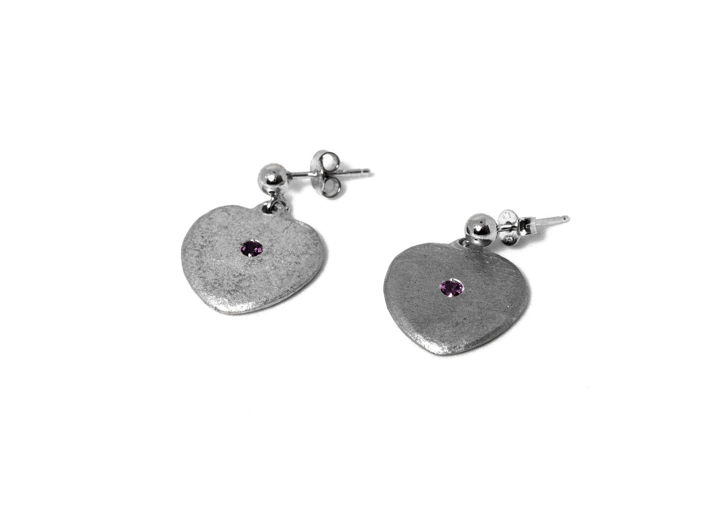 orecchini da donn a clip in alluminio riciclato con pendente a forma di cuore e pietra dura semipreziosa centrale viola e chiusura a clip in acciaio inox